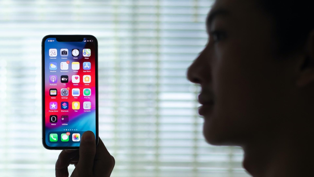 Apple: iPhone 15 senza tasti fisici